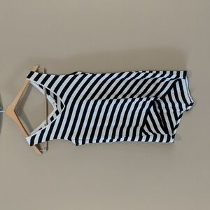 $5 w/bundle NWoT White House Black market tunic top striped black and white
